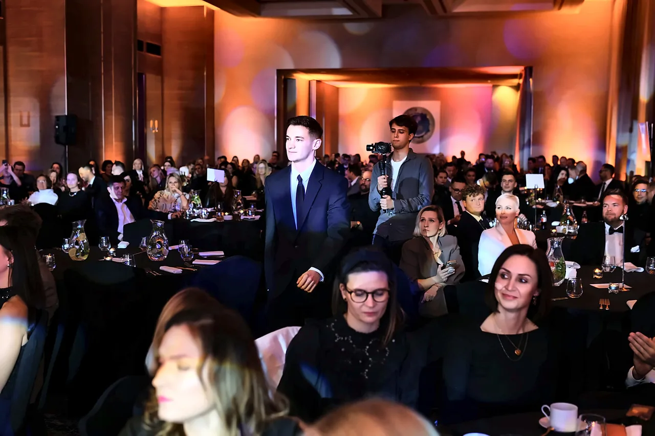 Pełna sala Gali Finałowej XII edycji konkursu Dyrektor Marketingu Roku w hotelu InterContinental Warszawa — goście przy okrągłych stołach