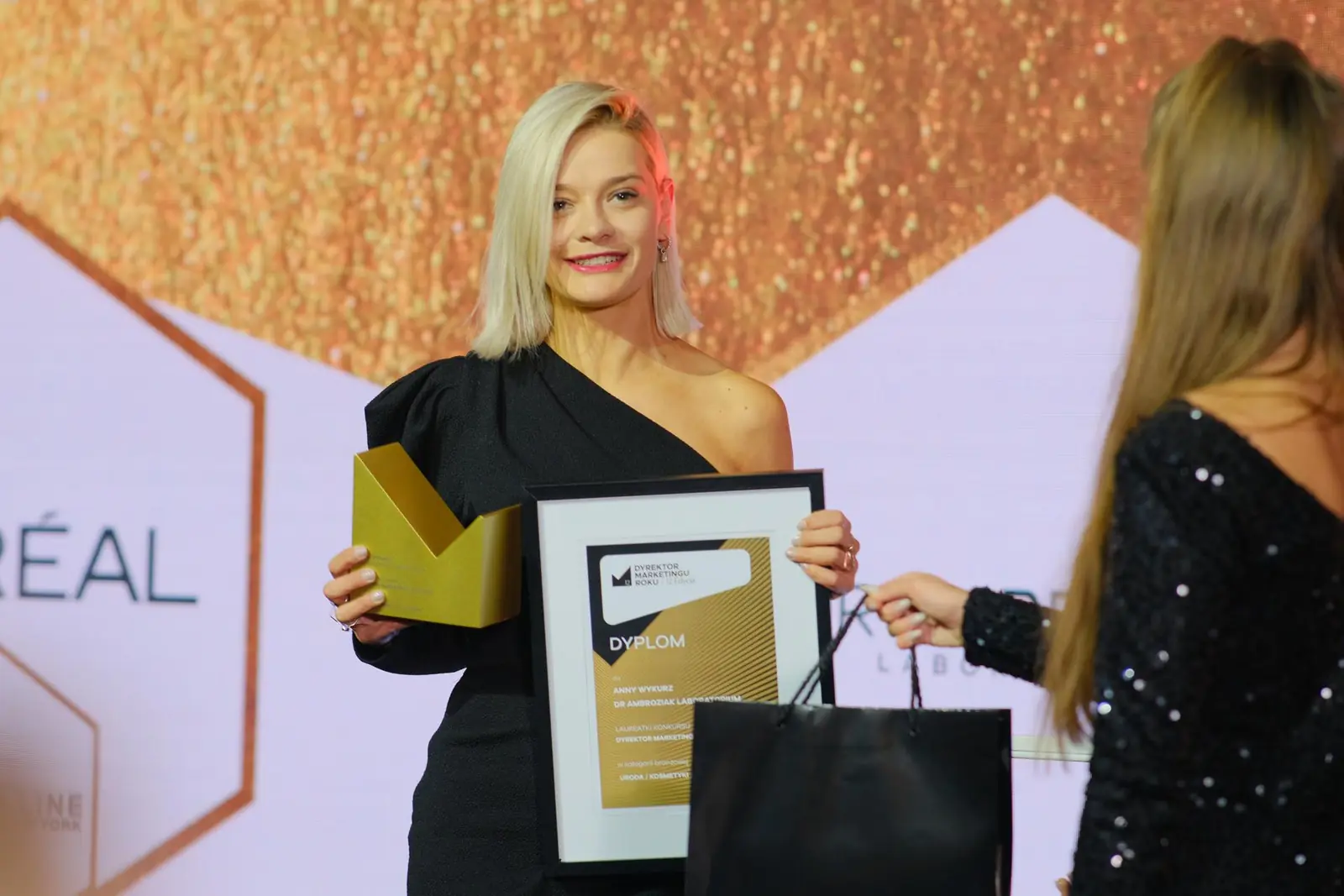 A winner with the Dyrektor Marketingu Roku statuette and diploma