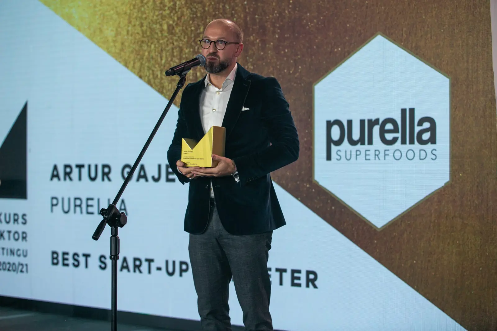 Winner of the best start-up marketer award speaks with the statuette in hand — DMR Gala X (2021)