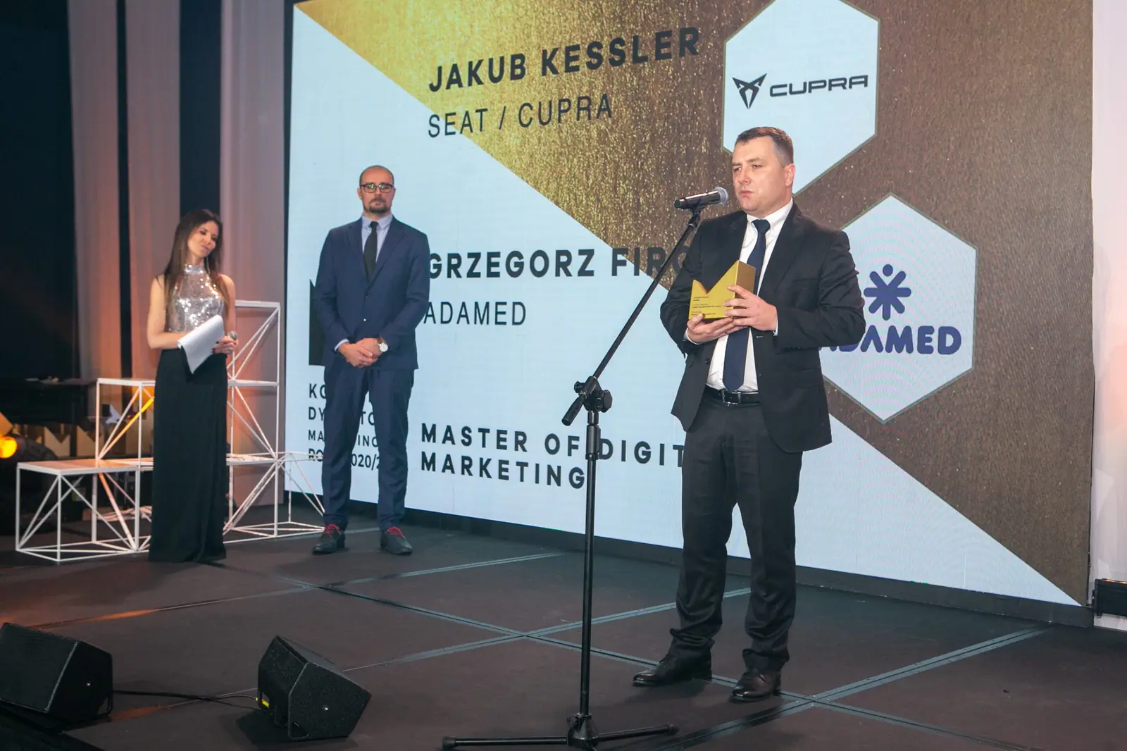 Wide shot: the Master of Digital Marketing winner speaks at the microphone — DMR Gala X (2021)