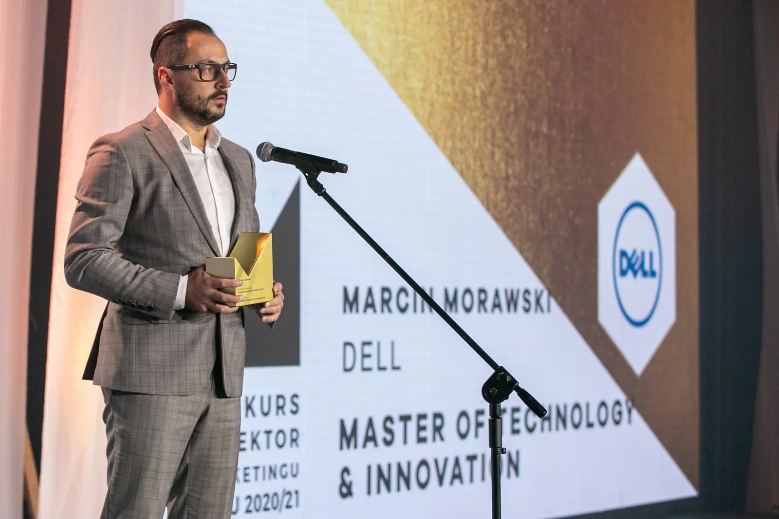 Master of Technology & Innovation winner speaks in front of the screen — DMR Gala X (2021)