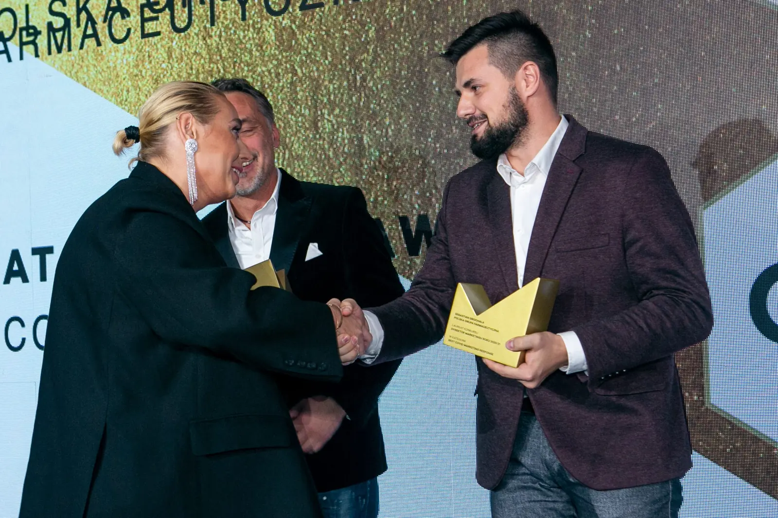 Two winners of the same category congratulate each other with a handshake on stage — DMR Gala X (2021)