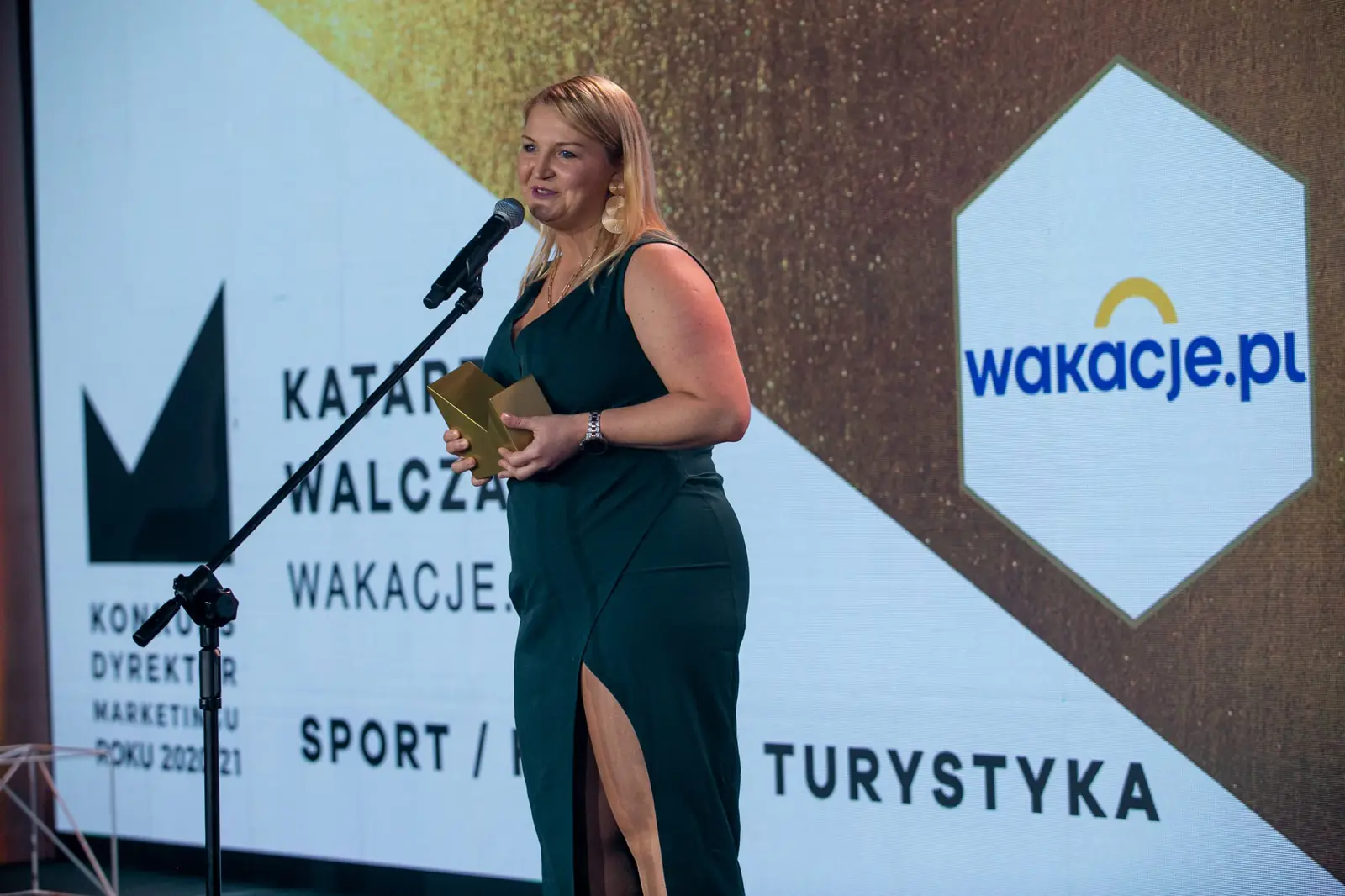 Laureatka w kategorii sport, hobby i turystyka przemawia przy mikrofonie na statywie — Gala DMR X (2021)