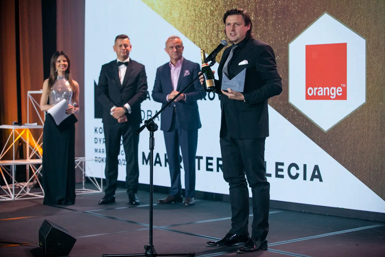 Szeroki kadr: wręczenie tytułu Marketer 10-lecia z udziałem prowadzących gali — Gala DMR X (2021)
