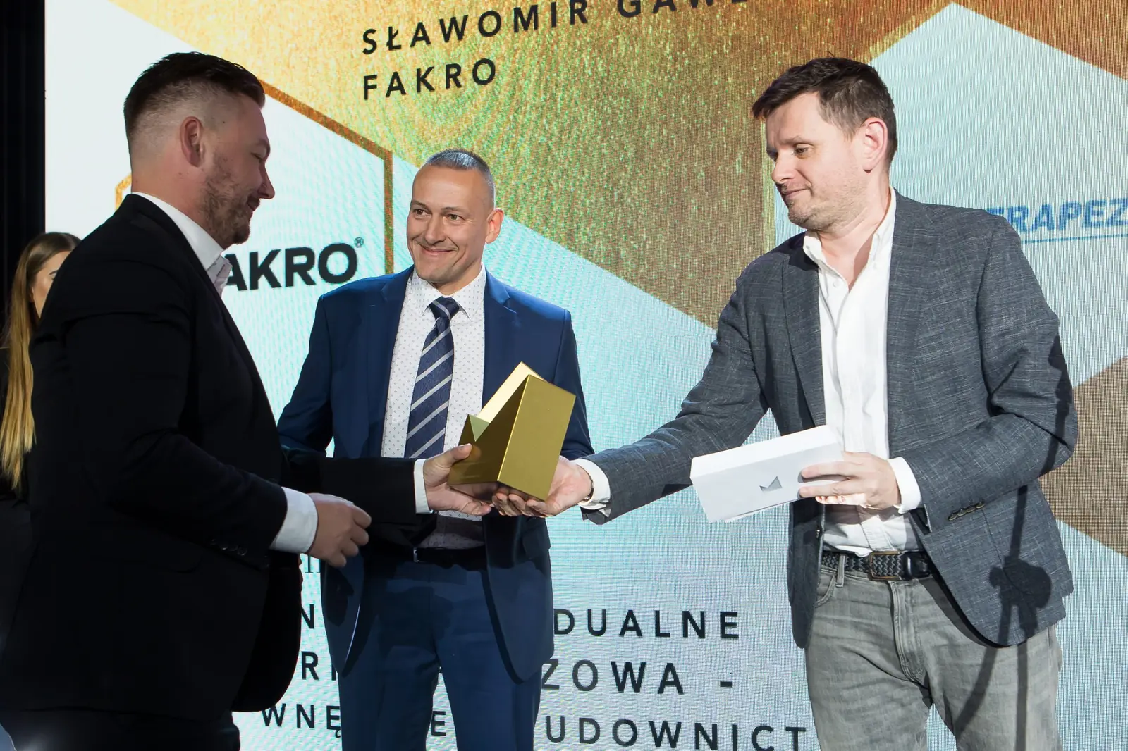 Dwóch laureatów kategorii dom, wnętrze i budownictwo odbiera statuetki od wręczającego — Gala DMR XI (2022)