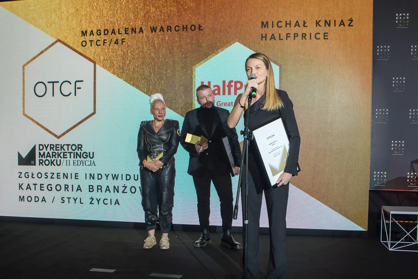 Laureatka przemawia w kategorii moda i styl życia, obok wręczająca i drugi nagrodzony — Gala DMR XI (2022)