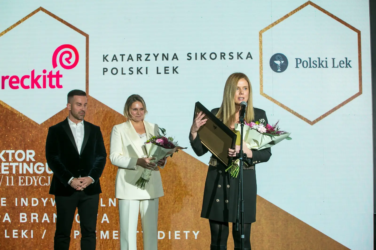 Szeroki kadr: laureatka w kategorii leki i suplementy diety przemawia przy mikrofonie — Gala DMR XI (2022)