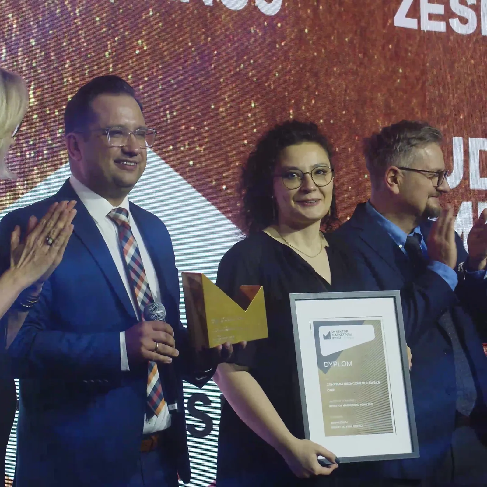 Laureat ze statuetką i laureatka z oprawionym dyplomem uśmiechają się w bliskim kadrze — Gala DMR XII (2023)