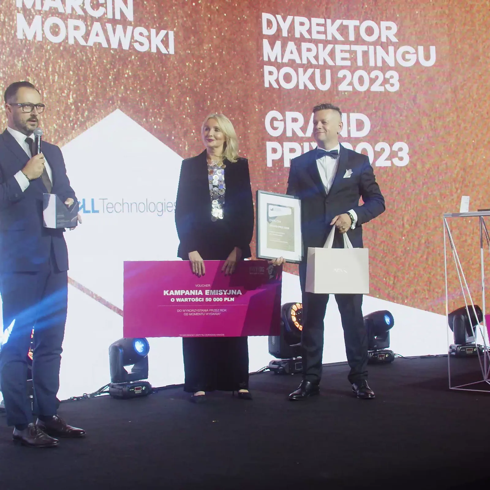 Laureat Grand Prix mówi do mikrofonu, prowadząca trzyma różowy czek, a prowadzący dyplom — Gala DMR XII (2023)