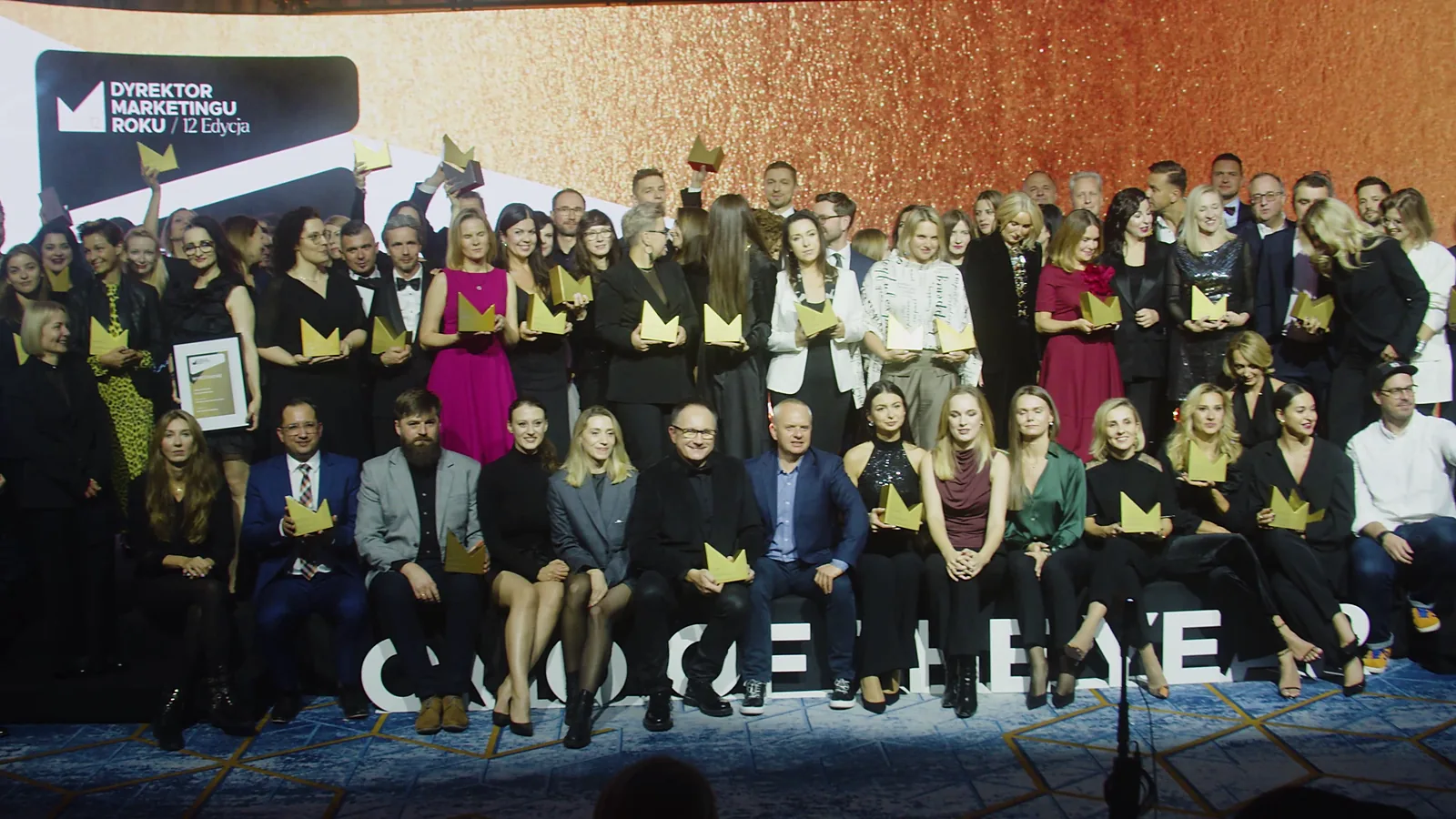 Laureaci wszystkich kategorii pozują w trzech rzędach ze statuetkami i dyplomami — Gala DMR XII (2023)