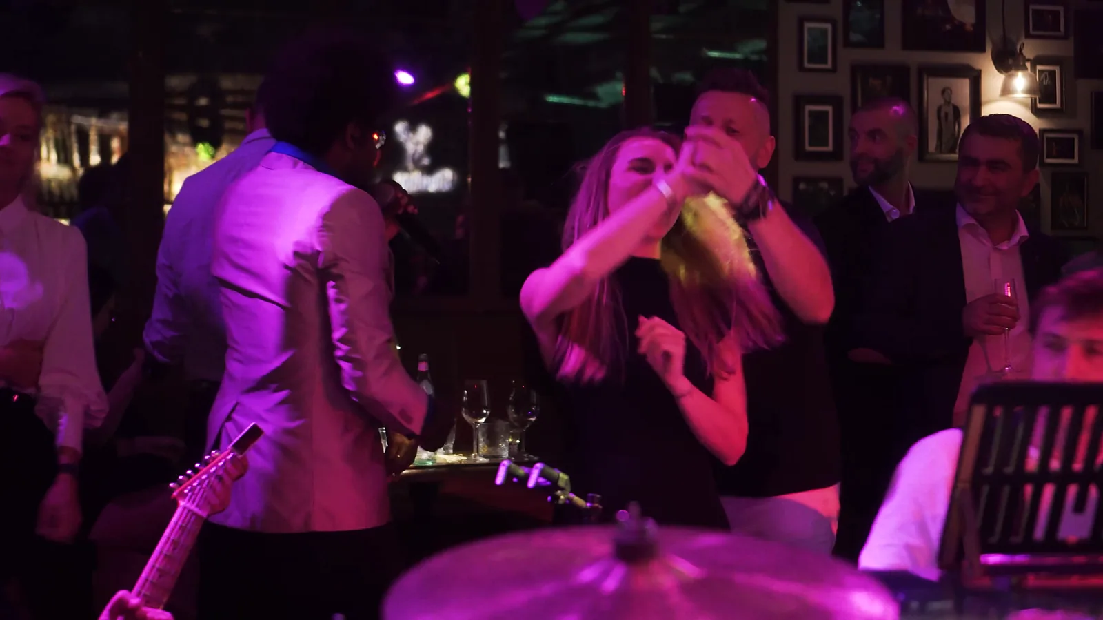 Roześmiana kobieta bawi się na after party tuż obok grającego zespołu w klubowym wnętrzu — Gala DMR XII (2023)